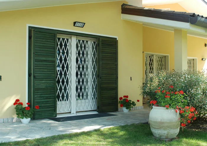 Grata di sicurezza a scomparsa su porta finestra di una villa