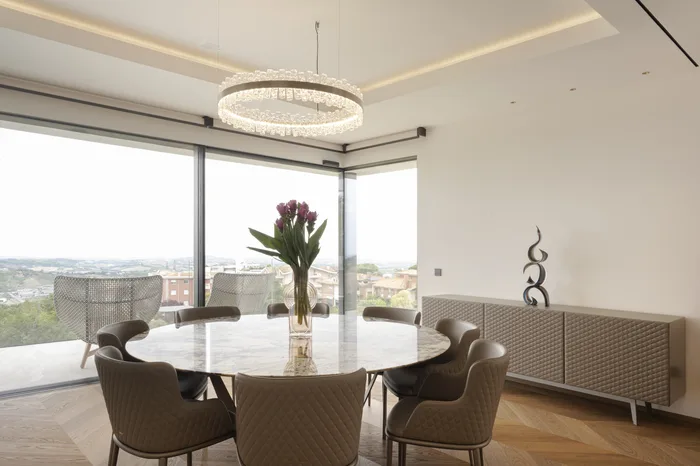 Marmo e grandi vetrate in una sala da pranzo elegante: prestigio ed estetica di pregio