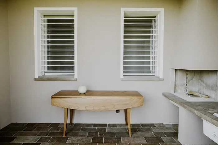 Inferriate zincate bianche su due finestre di una casa elegante