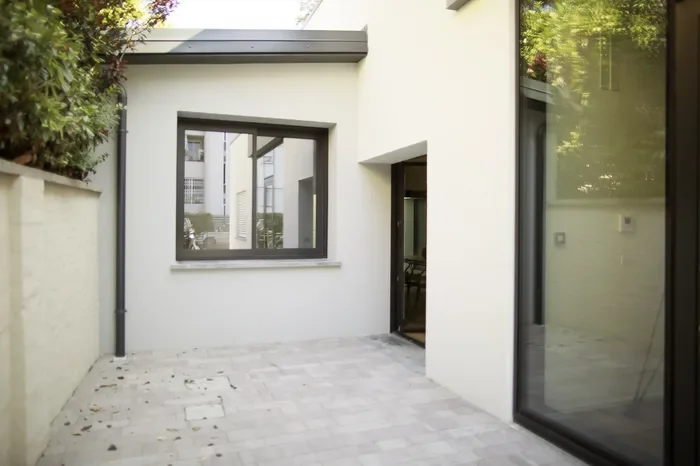 Finestra in PVC bicolore con esterno antracite su una villa moderna