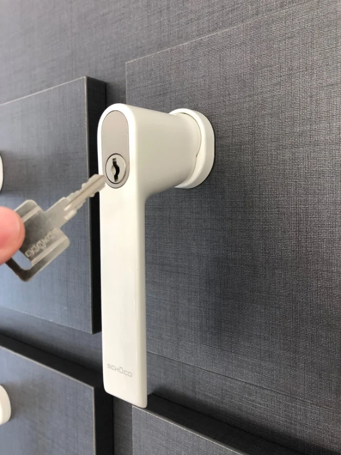 Maniglia finestra di sicurezza con chiave per blocco totale della rotazione
