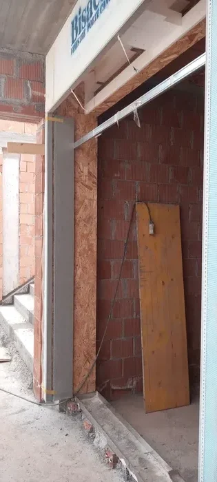 Posa del controtelaio dell'infisso in un vano aperto su muro portante in mattoni