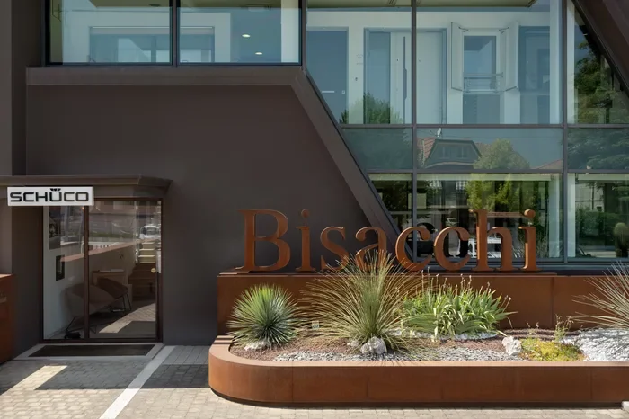 Negozio di serramenti Bisacchi: l'ingresso dello showroom a Gambettola