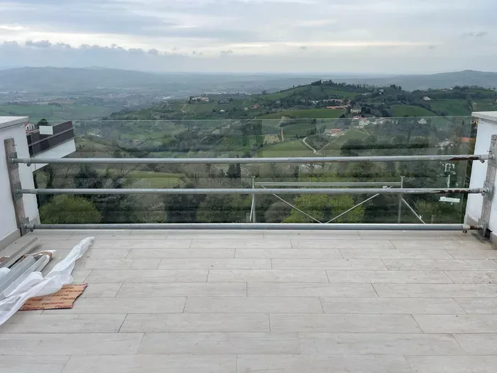 Parapetto in vetro di sicurezza 1B1 su un terrazzo panoramico