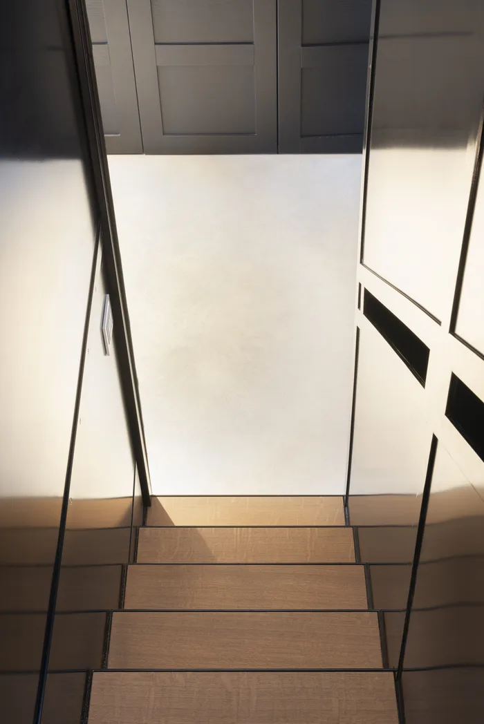 Parapetto in vetro trasparente su scala interna, sicurezza senza togliere luce