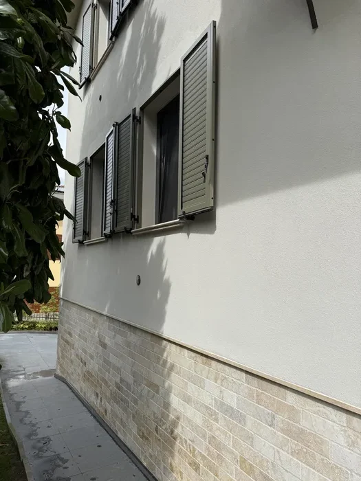 Persiana in alluminio a lamelle orientabili antracite su una facciata