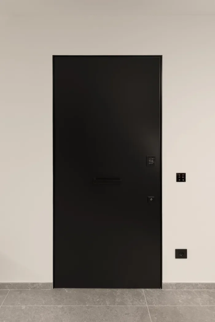 Porta blindata moderna nera per casa con tastiera e serratura di sicurezza