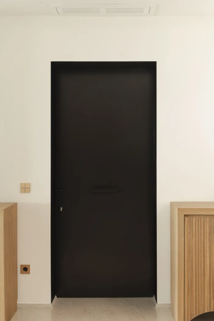 Porta blindata nera con apertura biometrica integrata nell'impianto domotico
