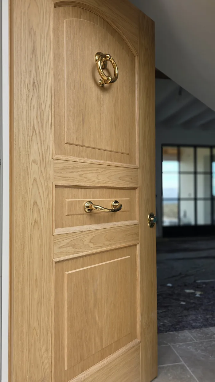 Portoncino d'ingresso in rovere chiaro con accessori in ottone