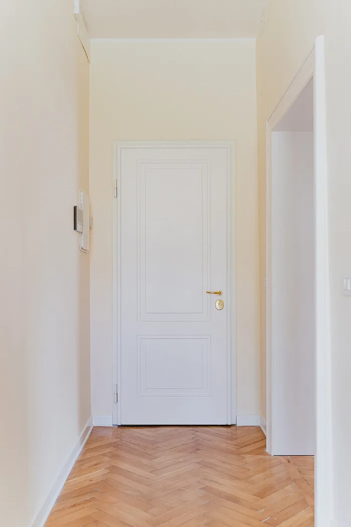Porta interna bianca coibentata in un corridoio, per l'isolamento acustico tra stanze