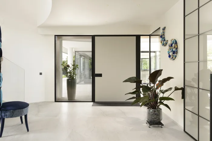 Porte coibentate: ingresso di pregio con porta e vetrate che isolano la casa