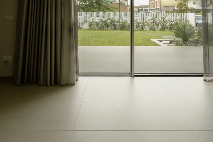 Dettaglio del binario a pavimento di una porta scorrevole per veranda