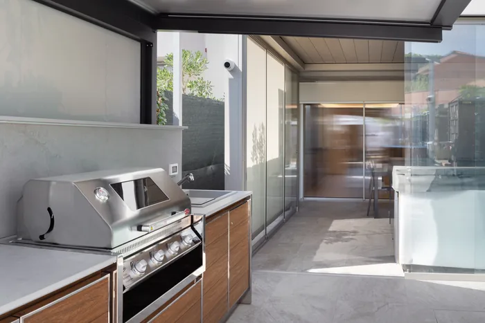 Veranda moderna in alluminio bianco con porte scorrevoli e tetto vetrato