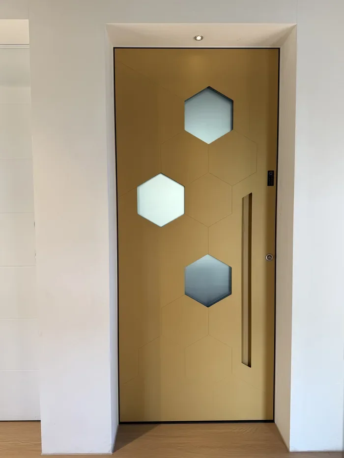 Portoncino blindato moderno con tastierino di sicurezza per ingresso casa