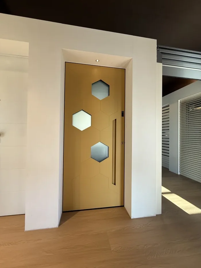 Portoncino blindato di design con tastierino digitale per apertura senza chiavi