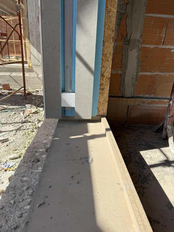Controtelaio isolante posato e fissato nel vano in cantiere di laterizio