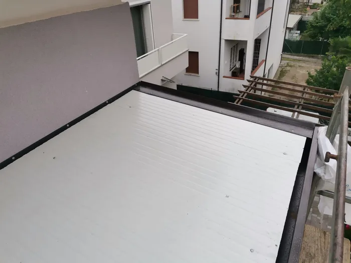 Posa del tetto di una veranda in terrazza con pannelli coibentati
