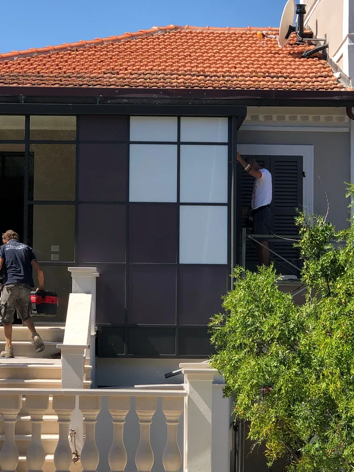 Posa veranda in terrazza: operai Bisacchi durante l'installazione delle vetrate