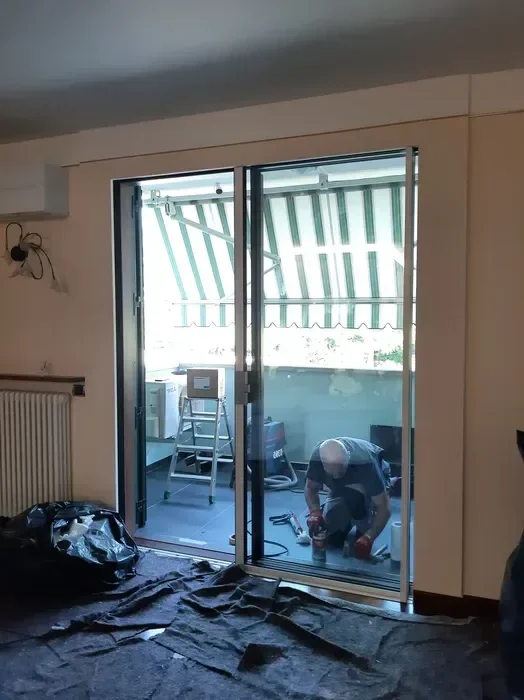 Installazione di una grande vetrata con vetro stratificato di sicurezza in cantiere