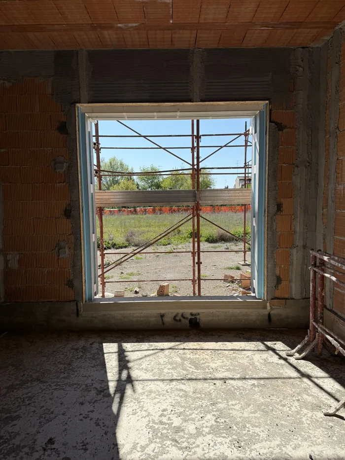 Sostituzione di infissi efficienti in cantiere come intervento trainato del Superbonus