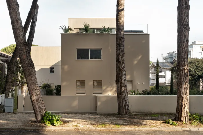 Serramenti di design minimal su villa moderna beige con finestra a nastro