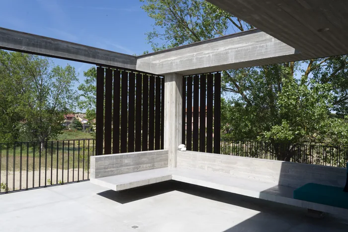 Sistemi oscuranti e frangisole in corten su terrazzo di villa moderna