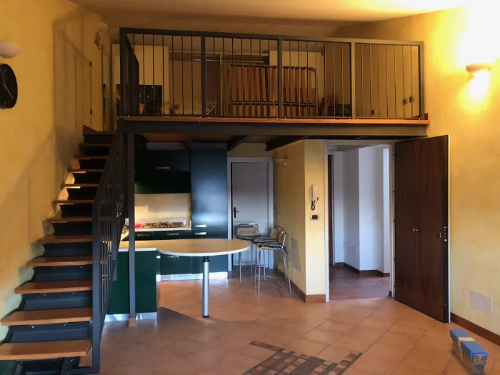 Soppalco abitazione con scala e zona giorno sottostante