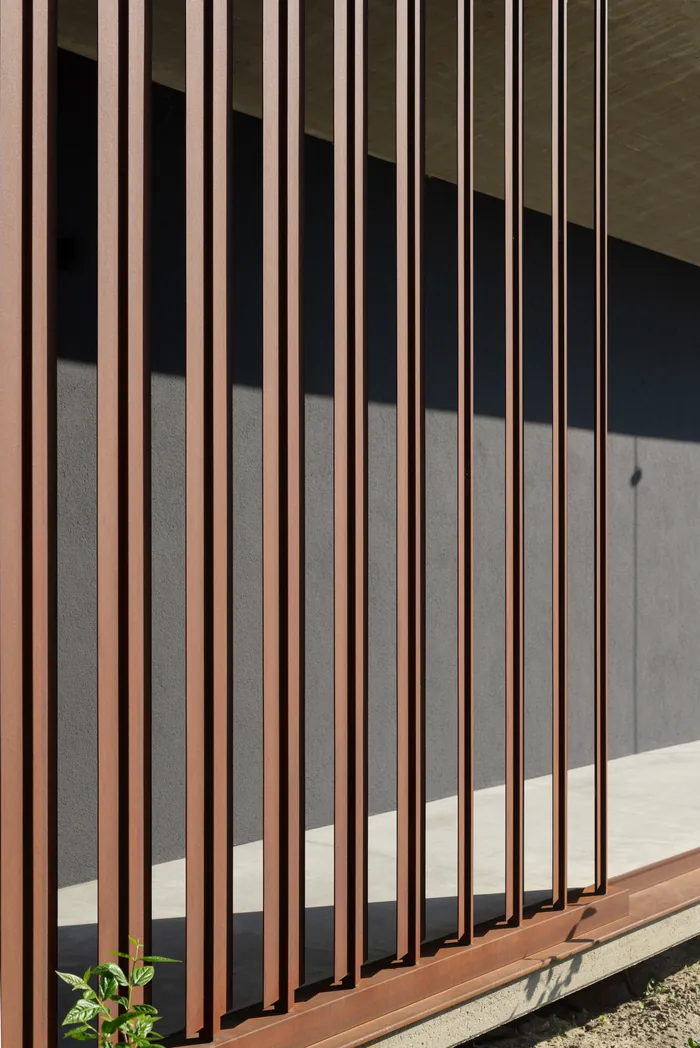 Strutture frangisole in corten: dettaglio delle doghe verticali su villa