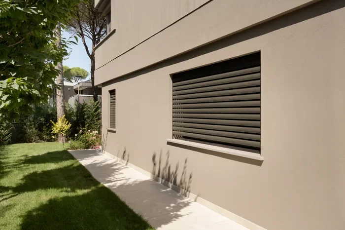 Tapparelle blindate opinioni: avvolgibili su una villa moderna