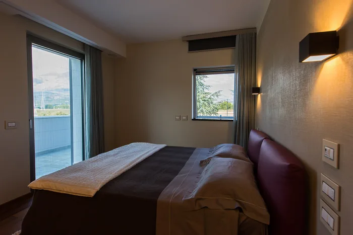 Telaio finestra alluminio antracite in camera da letto di lusso