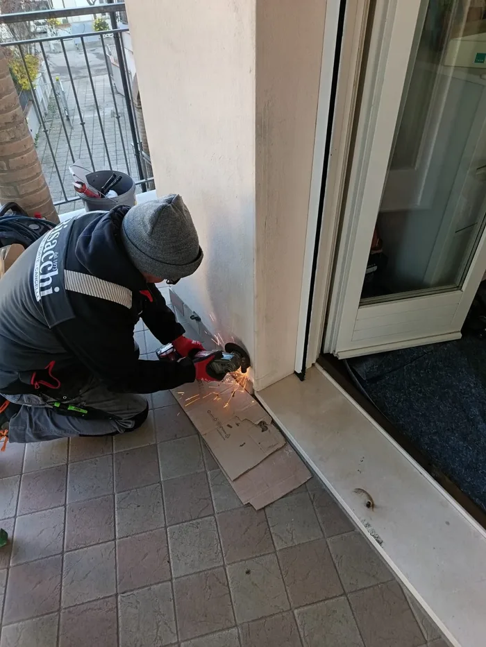 Operaio Bisacchi che rimuove il vecchio telaio durante la sostituzione di un serramento