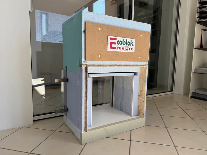 Trasmittanza cassonetti - monoblocco con cassonetto coibentato in showroom che mostra l'isolamento termico