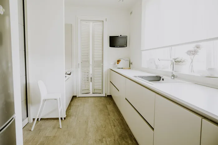 Ventilazione meccanica controllata come funziona: cucina luminosa con aria sana