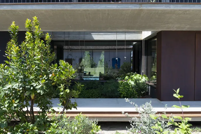 Villa con grandi vetrate in vetro stratificato di sicurezza 1B1