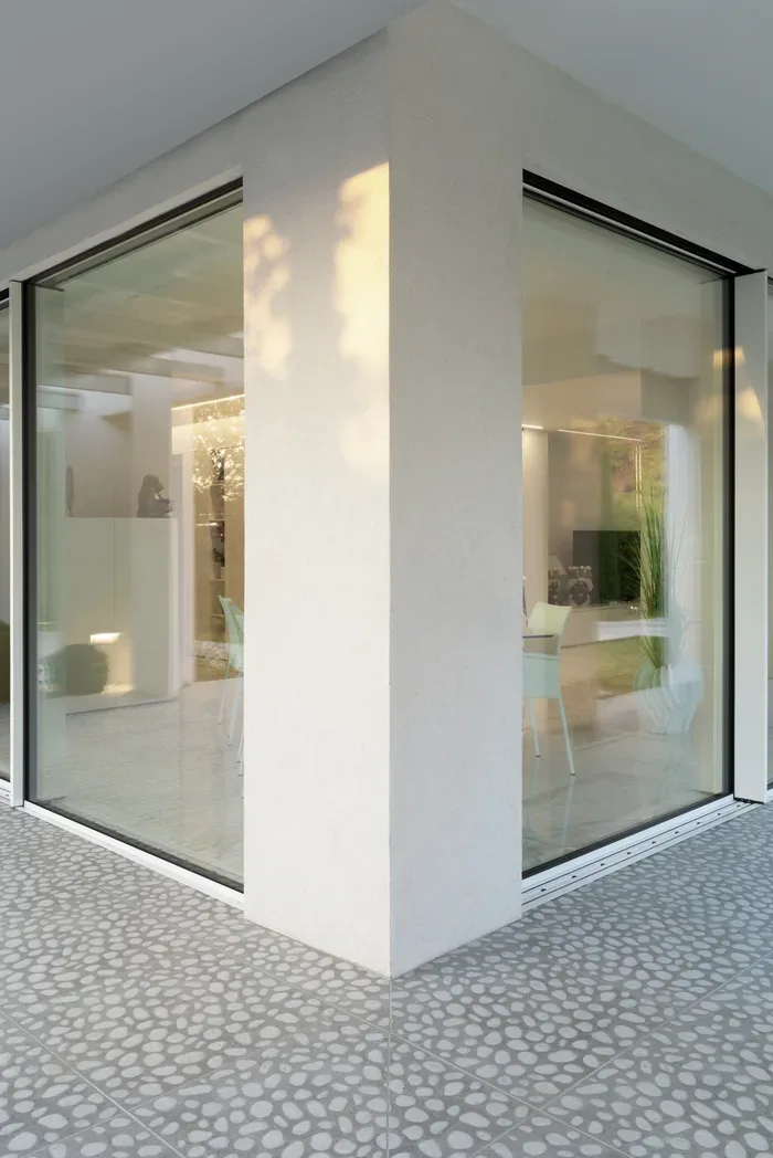 Vetri 1B1: grande vetrata fissa di sicurezza in una villa luminosa