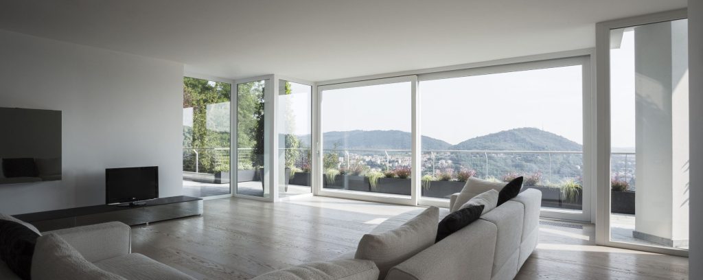 Infissi esterni in PVC: portafinestra bianca in PVC in un appartamento luminoso