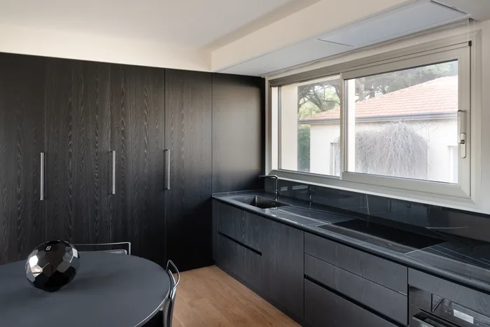 Accessori PVC: finestra bianca in PVC con maniglia in una cucina moderna