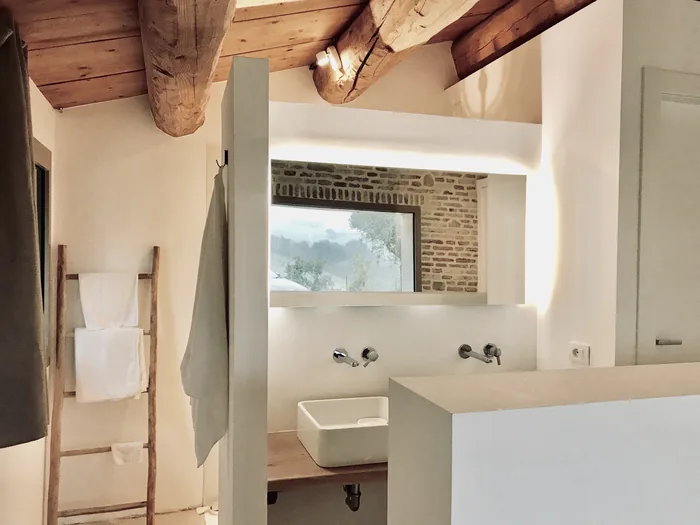 Arieggiare il bagno con la finestra per prevenire i problemi di umidità in casa