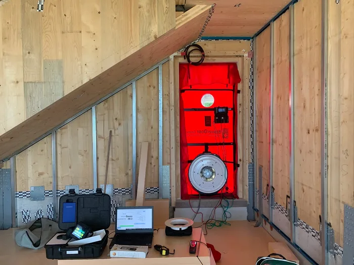 Blower door test in corso in un cantiere di casa in legno