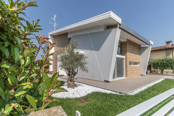 Caratteristiche infissi in PVC: villa moderna con serramenti bianchi ad alte prestazioni