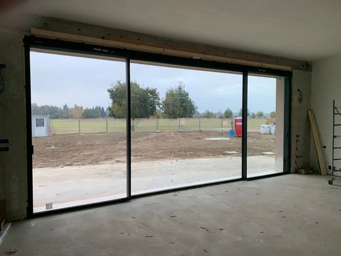 Grande vetrata scorrevole in cantiere vista dall'interno