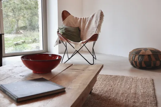 Interno luminoso e accogliente con finestra, esempio di casa con umidità equilibrata