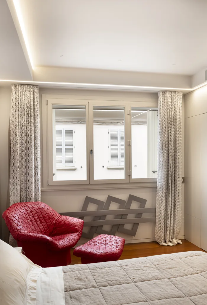 Camera da letto silenziosa con finestra e tende, casa ben isolata dal rumore