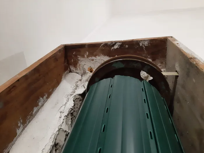 Cassonetto della tapparella aperto dall'interno con il rullo a vista