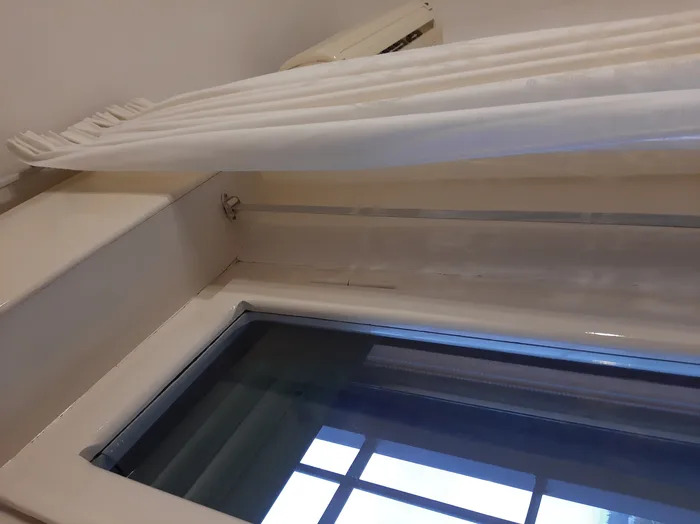 Avvolgibili rotti: vista del cassonetto interno dove il rullo della tapparella pu&ograve; uscire dalla sede