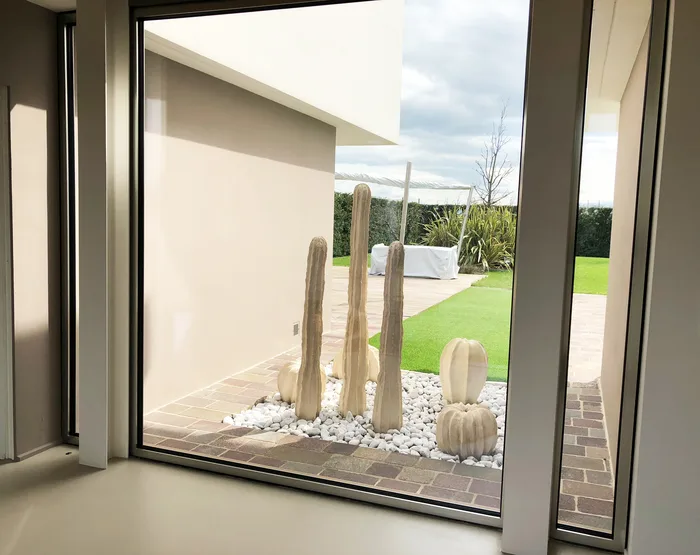 Grande portafinestra pulita e senza aloni con vista sul giardino