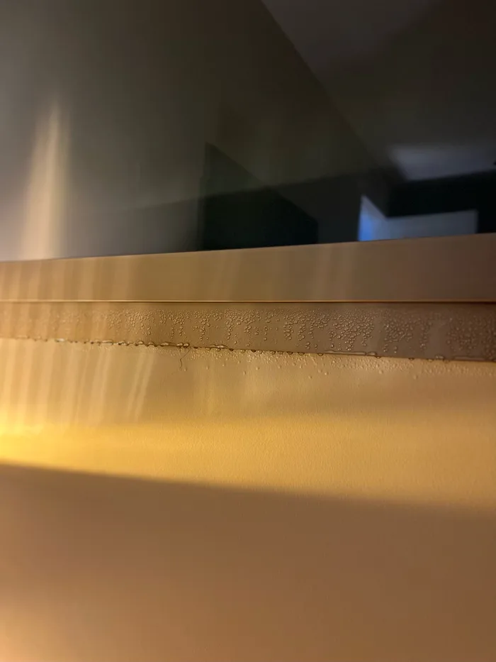 Condensa in casa come risolvere: goccioline di condensa lungo il telaio del serramento