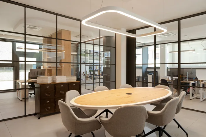 Confronto tra marchi di finestre in PVC nella sala riunioni dello showroom Bisacchi