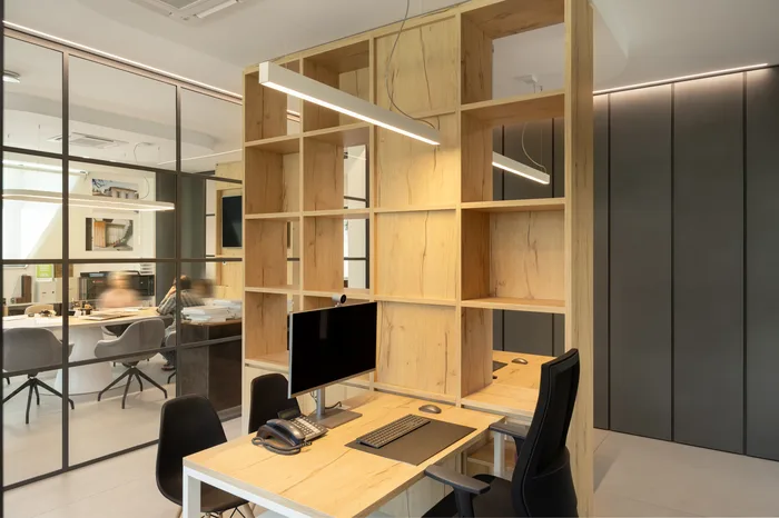 Consulenza serramenti: postazioni di progettazione CAD nello showroom Bisacchi