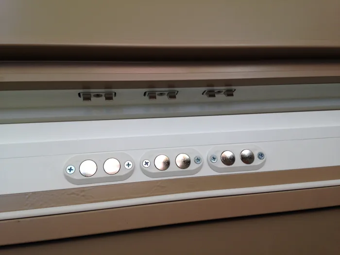 Contatti magnetici di allarme installati sul telaio di una finestra
